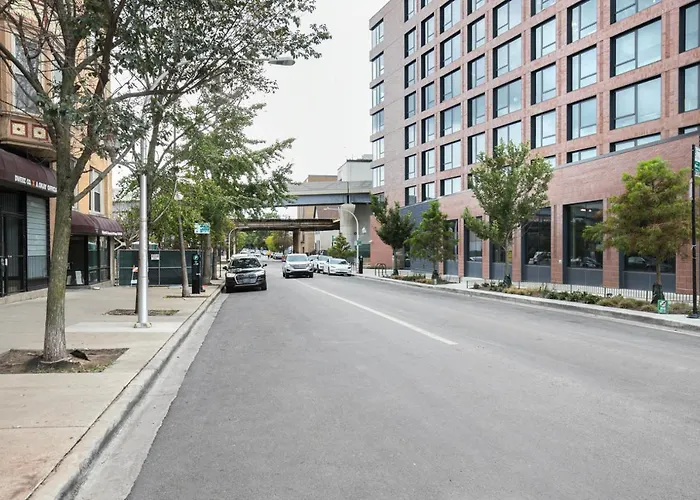 Lakeview 2br W Patio Wd Nr Wrigley Field Chi-458 *